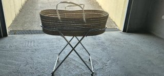 Moisés de mimbre con soporte plegable