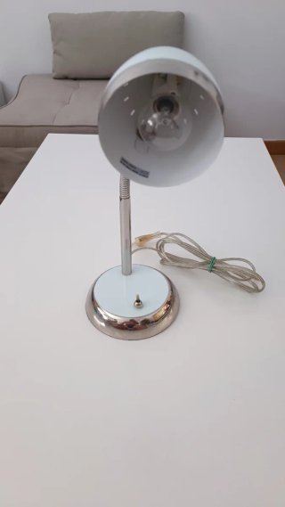 Lámpara de escritorio flexo plateada y blanca