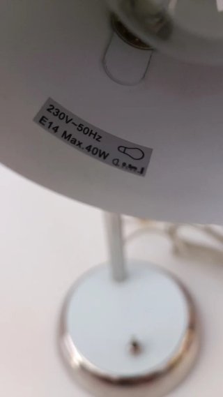 Lámpara de escritorio flexo plateada y blanca