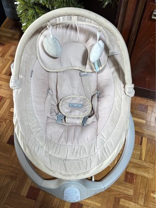 Tumbona para bebé color beige y gris