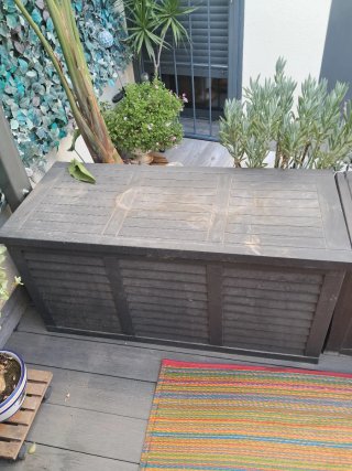 Arcón ext grande de plástico gris 1 = 40€ 2 = 70€