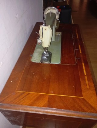 Máquina de coser antigua de madera y metal