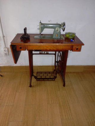 Máquina de coser antigua de madera y metal