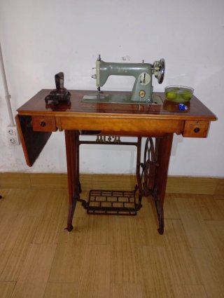 Máquina de coser antigua de madera y metal