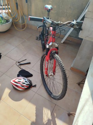 Casco de bicicleta rojo y blanco
