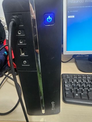 Ordenador de sobremesa negro