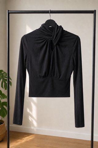 Camiseta negra con nudo en cuello