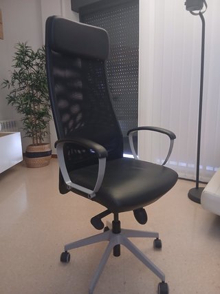 Silla de oficina ergonómica negra