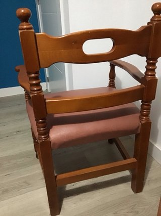 Silla de madera vintage con asiento de piel
