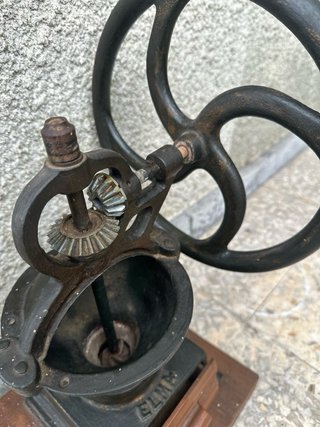 Molinillo de café antiguo de hierro y madera