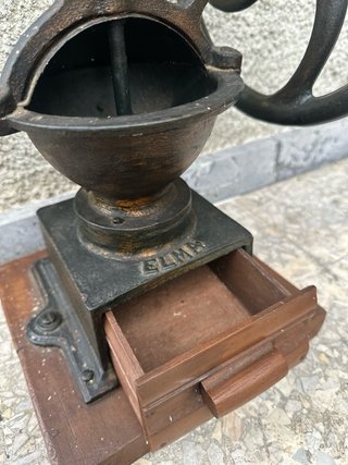 Molinillo de café antiguo de hierro y madera