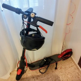 Patinete Eléctrico Negro y Rojo