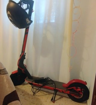 Patinete Eléctrico Negro y Rojo
