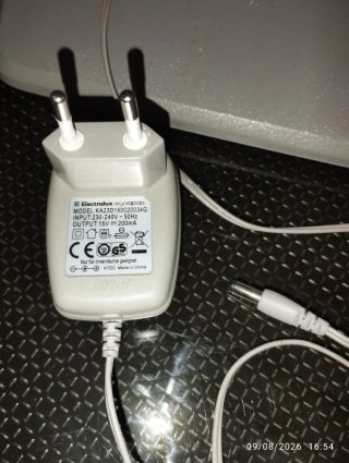Base de carga aspiradora Electrolux y adaptador.