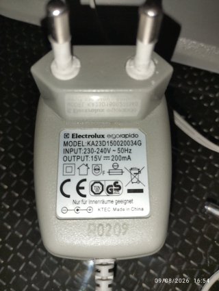 Base de carga aspiradora Electrolux y adaptador.