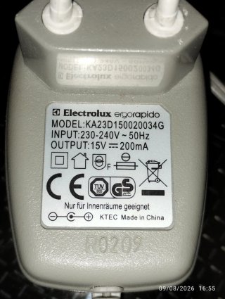 Base de carga aspiradora Electrolux y adaptador.