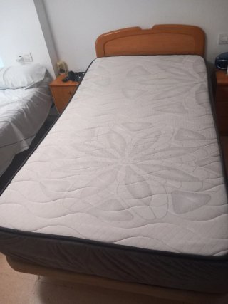 Base tapizada 105 cm con colchón