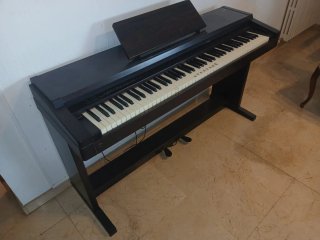 Piano Eléctrico Roland con Pedales