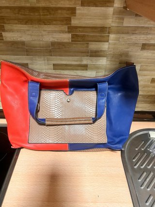Sandalias y bolso azul y naranja