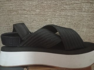 Sandalias  negras plataforma cruzadas