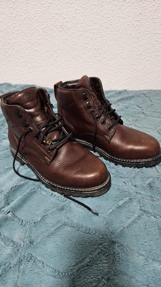 Botas de montaña marrones