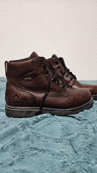 Botas de montaña marrones