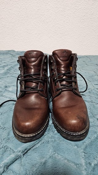 Botas de montaña marrones