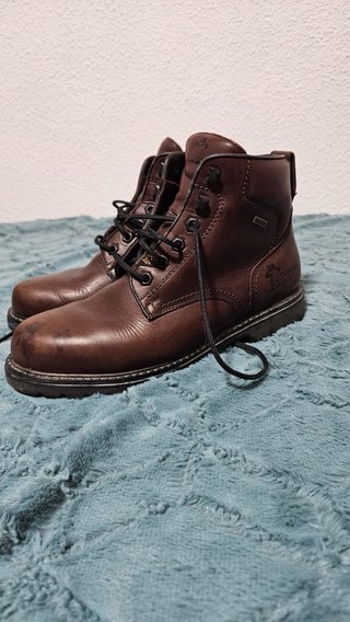 Botas de montaña marrones
