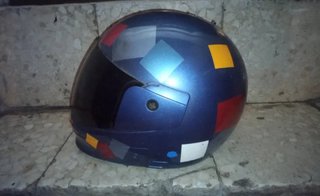 Casco de moto retro con visera oscura