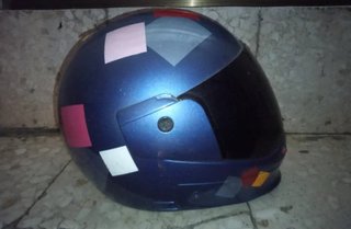 Casco de moto retro con visera oscura