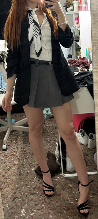 Blazer negro y falda gris
