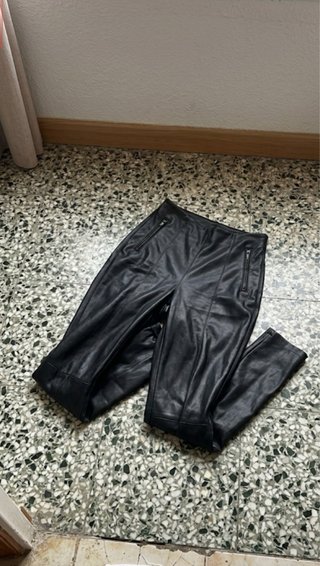 Pantalón cuero sexy ajustado en los tobillos