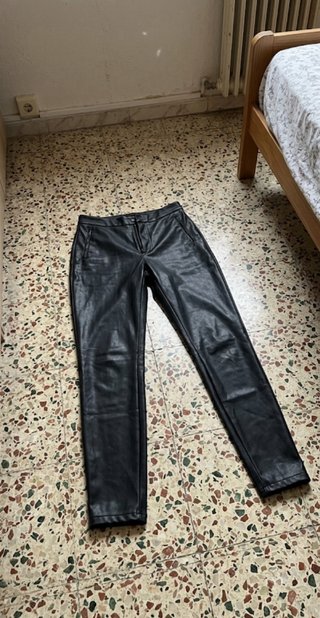 Pantalón cuero sexy ajustado en los tobillos