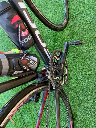 Bicicleta de carretera Focus ultraligera