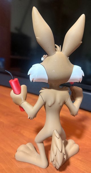 Figura Willy el Coyote con Dinamita y Mecha