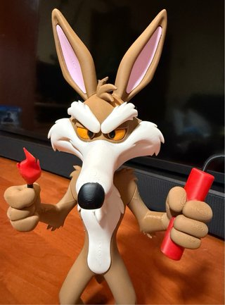 Figura Willy el Coyote con Dinamita y Mecha