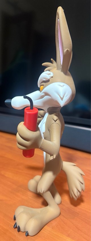 Figura Willy el Coyote con Dinamita y Mecha