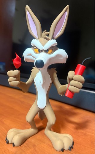 Figura Willy el Coyote con Dinamita y Mecha
