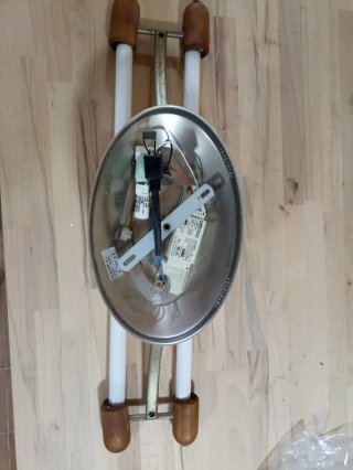 Lámpara de techo de  madera y aluminio.