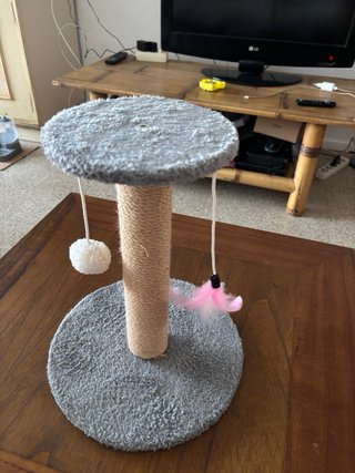 Rascador para gatos con juguetes