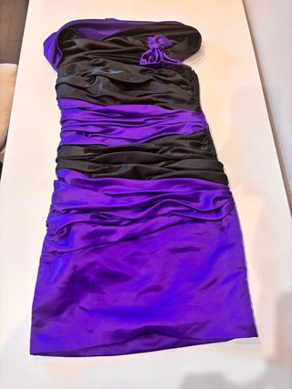 Vestido de fiesta morado y negro