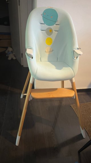 Trona infantil con diseño de planetas