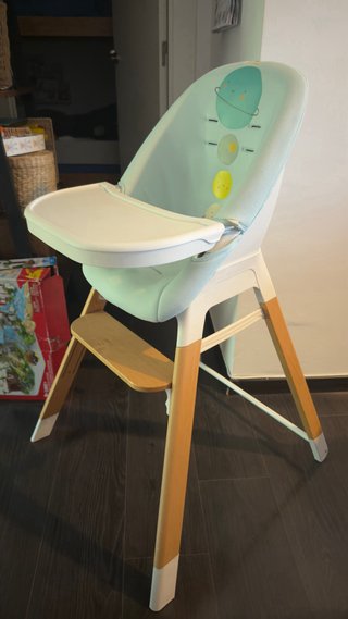 Trona infantil con diseño de planetas