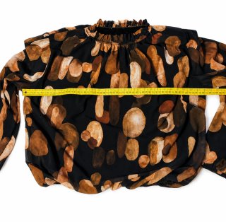 Blusa estampada cuello alto