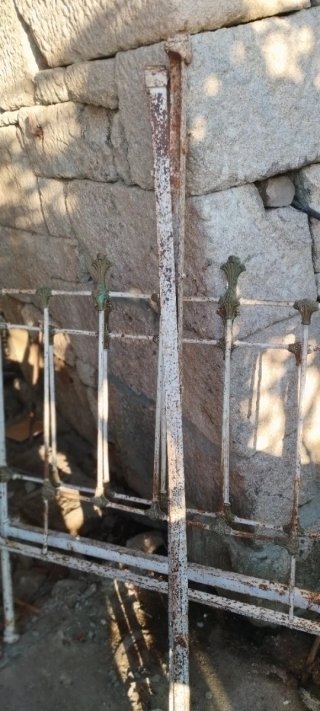 Cama de forja antigua de la niña del exorcistas