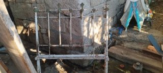 Cama de forja antigua de la niña del exorcistas