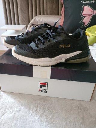 Zapatillas Fila Negras y Blancas