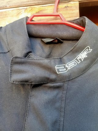 Chaqueta de moto negra con detalles