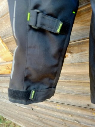 Chaqueta de moto negra con detalles