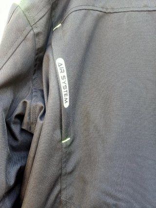 Chaqueta de moto negra con detalles